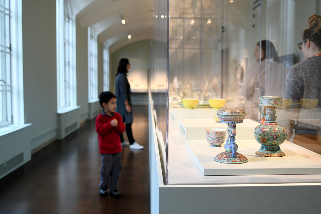 SAAM-color-in-clay-gallery-boy-looking-at-ceramics-kids-families-seattle