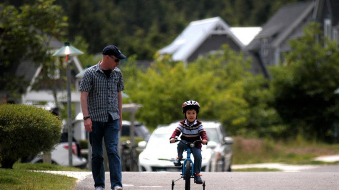 Riding-bikes-at-Seabrook-easy-family-beach-getaway-from-seattle