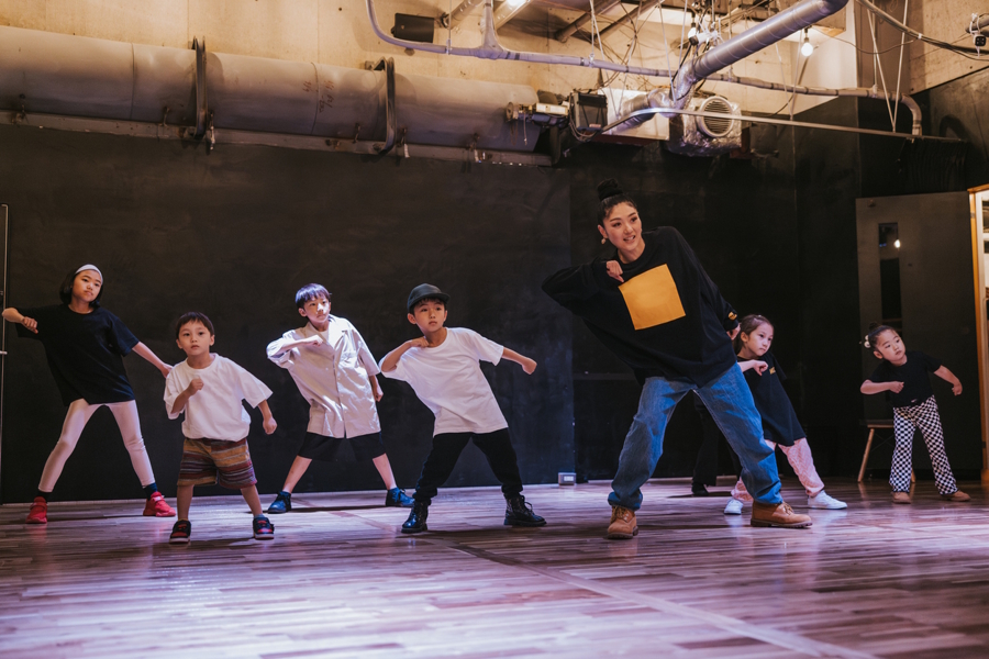 kids in a hip hop dance class