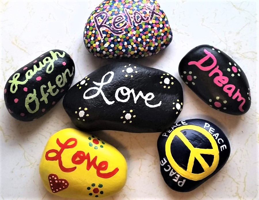 15 smooth and creative stones to paint for kindness rocks and kids art projects Keep them or give them as gifts.