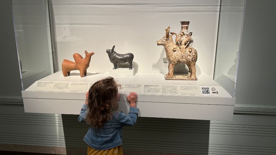 little girl at the Seattle Asian Art Museum