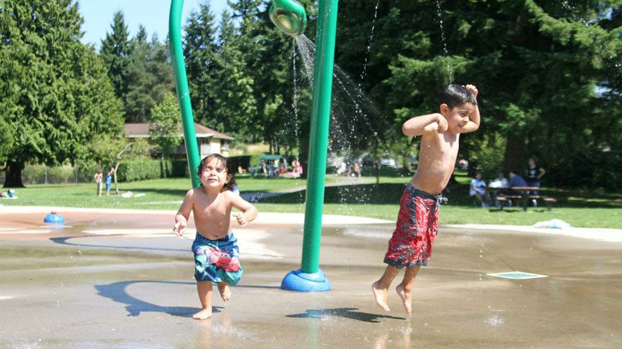 kids playing under spray park features at north lynnwood park