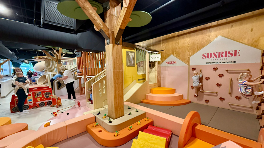 kids playing in the indoor play place at Sunrise Play Cafe in Tacoma