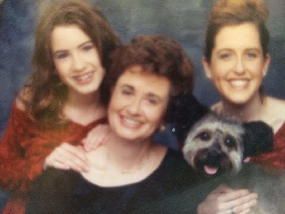 Glamour-photo-shot-with-family-and-dog
