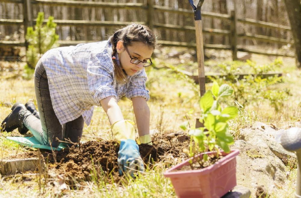 teen-girl-gardening