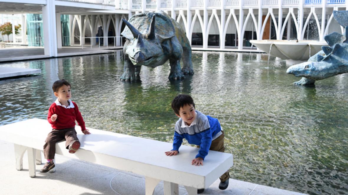 dinosaur-sculptures-seattle-pacific-science-center-best-spots-kids-who-love-dinos