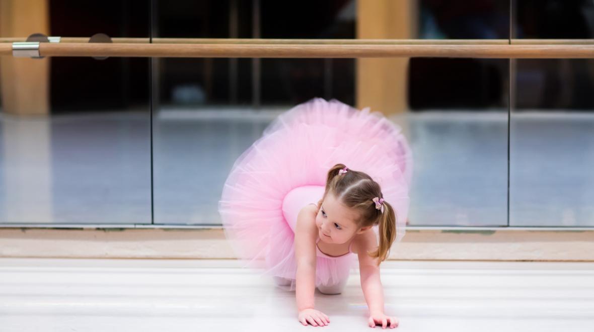 toddler-in-ballet-class