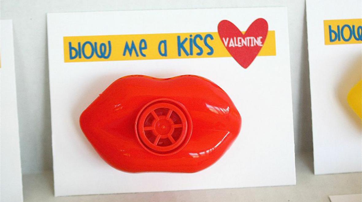 Lip-shaped whistle valentines