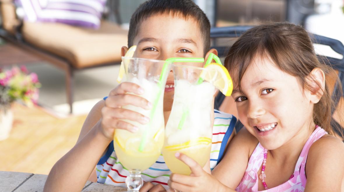 kids drinking lemonade