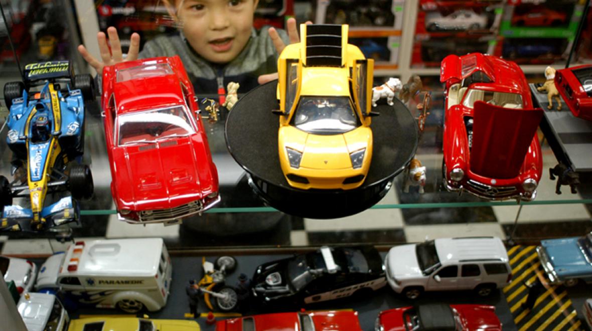 Miniature-car-dealership-pike-place-great-outings-kids-dads-love-cars