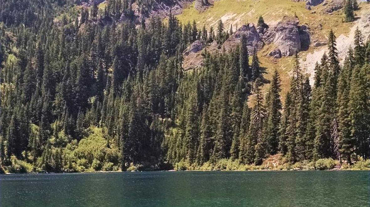 Best-hikes-to-lakes-Washington-families-kids-Mirror-Lake-Snoqualmie-Pass