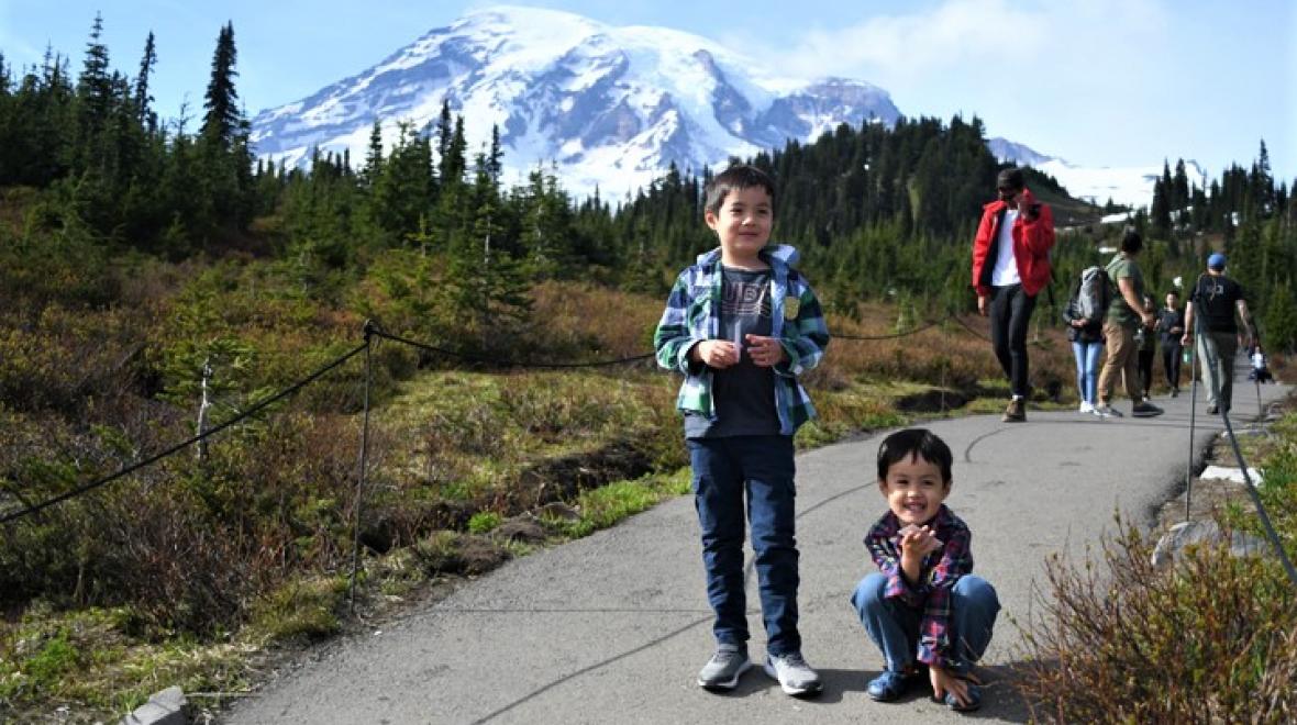 Kids-on-trail-Paradise-Mount-Rainier-family-adventure