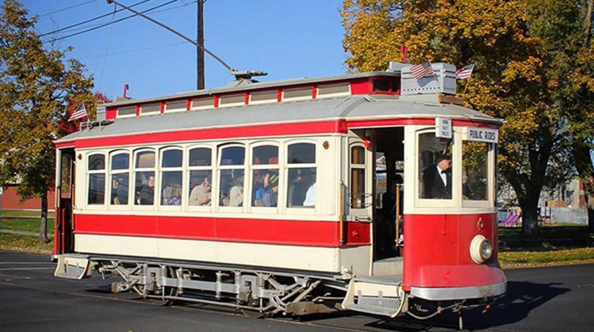 Yakima-Valley-Trolley-best-eastern-washington-places-families-kids-yakima-along-highway-97