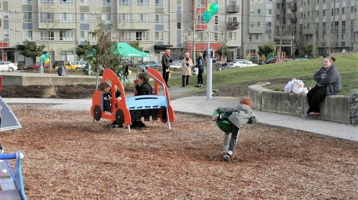 Bitter-Lake-playfield-seattle-playgrounds-with-fitness-equipment-for-grown-ups