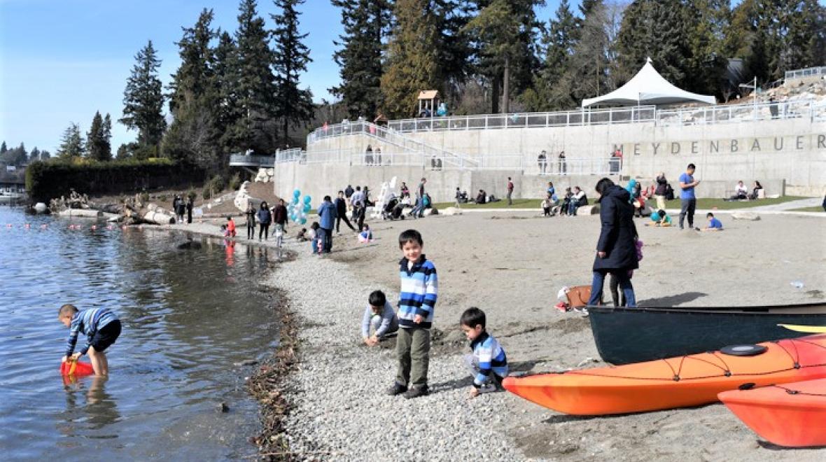 Kids-playing-beach-new-Meydenbauer-Bay-Park best-playgrounds-Bellevue-families-seattle-area
