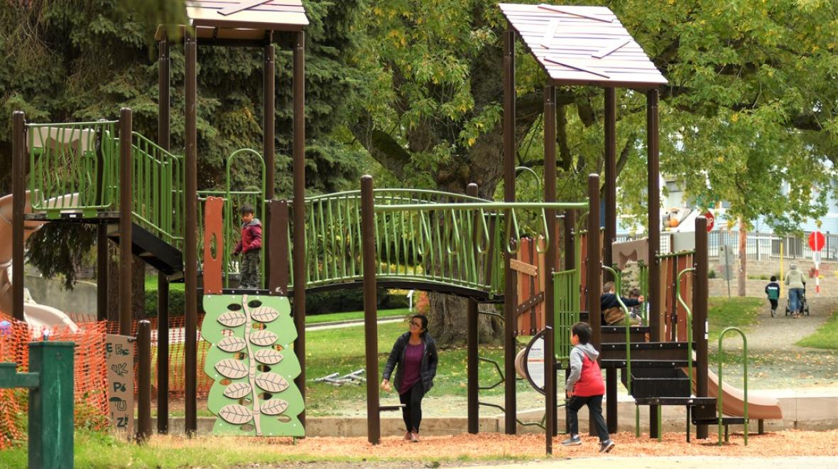kids-playing-rodgers-park-queen-anne-seattle-best-new-playgrounds-parks-2019