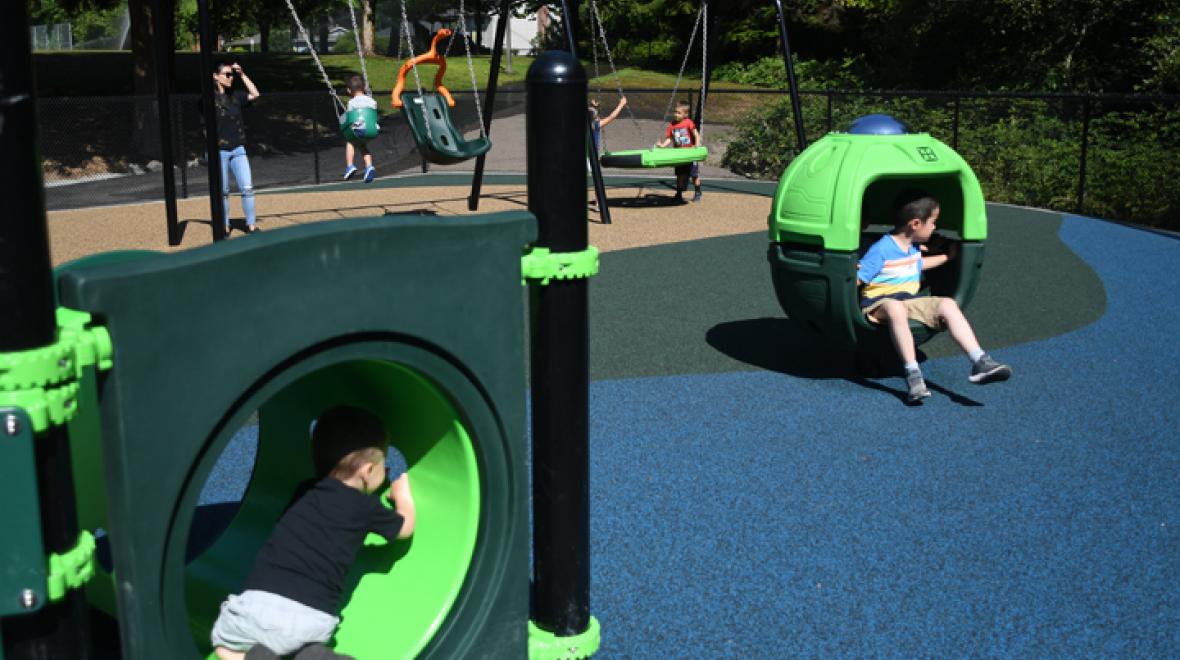 kids-playing-Seaview-park-edmonds-accessible-inclusive-ADA-best new-seattle-area-playgrounds-parks-2019