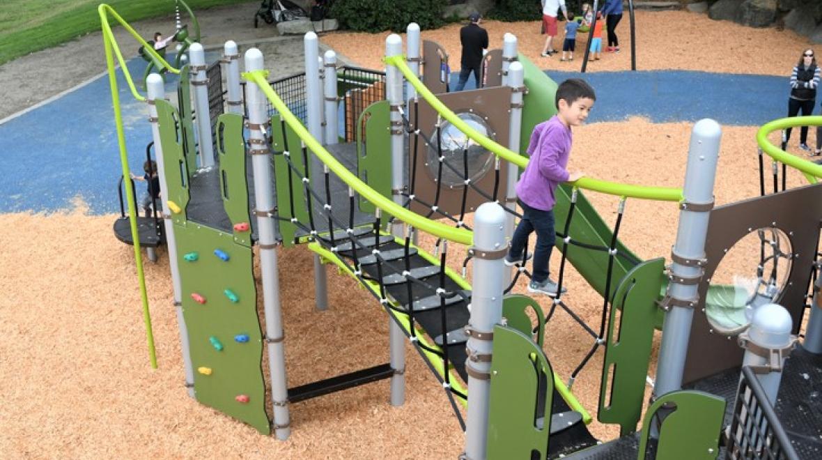kids-playing-Wallingford-playfield-new-playground-seattle-best-new-playgrounds-parks-2019