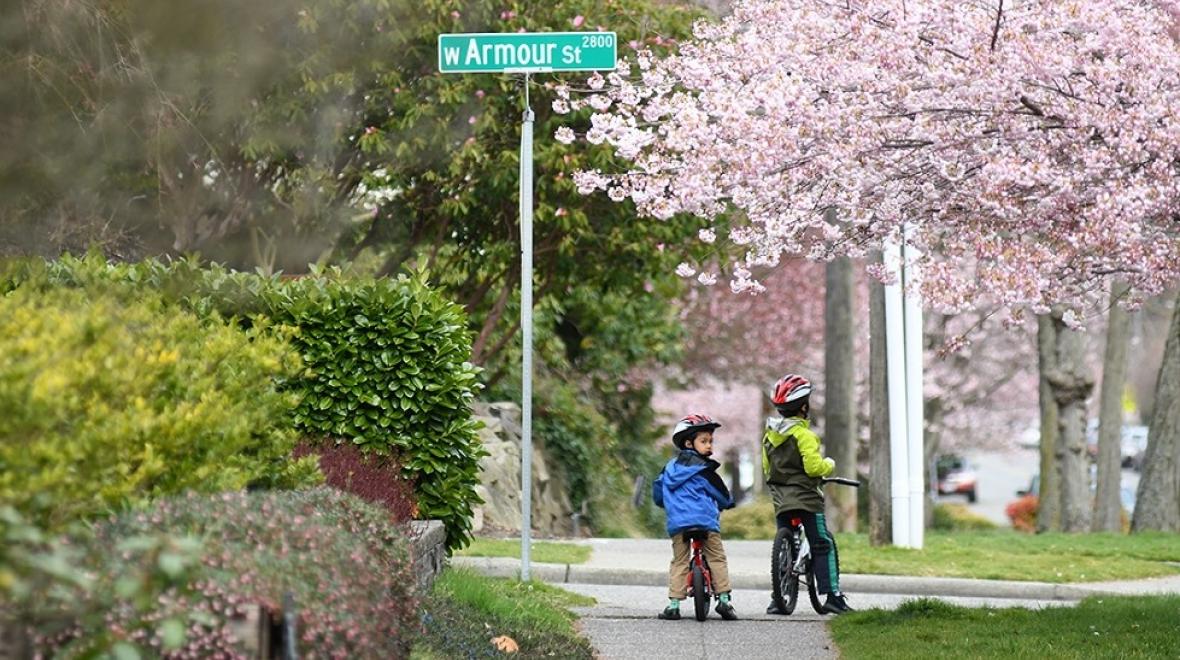 Kids-riding-bikes-neighborhood-coronavirus-silver-linings-trying-to-find