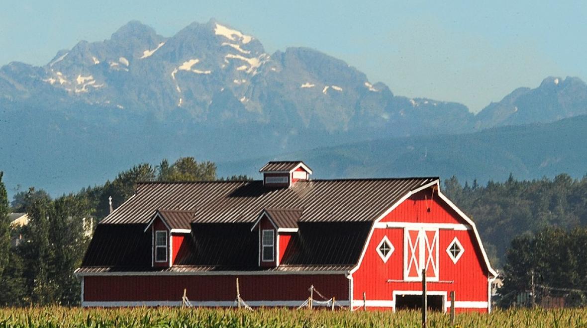 Red barn at stocker farms Snohomish county best pumpkin patches for seattle-area families