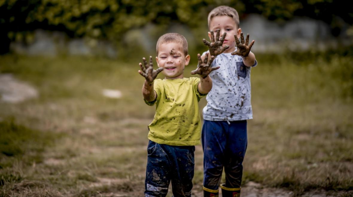 Kids-playing-with-mud