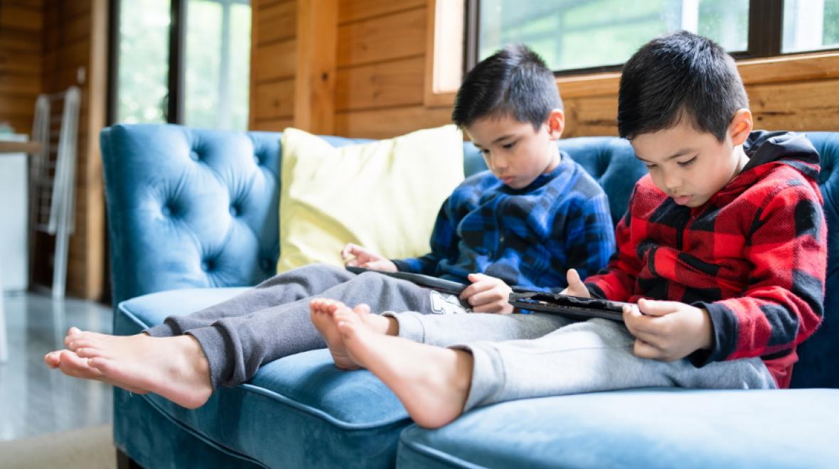 kids-playing-on-tablet