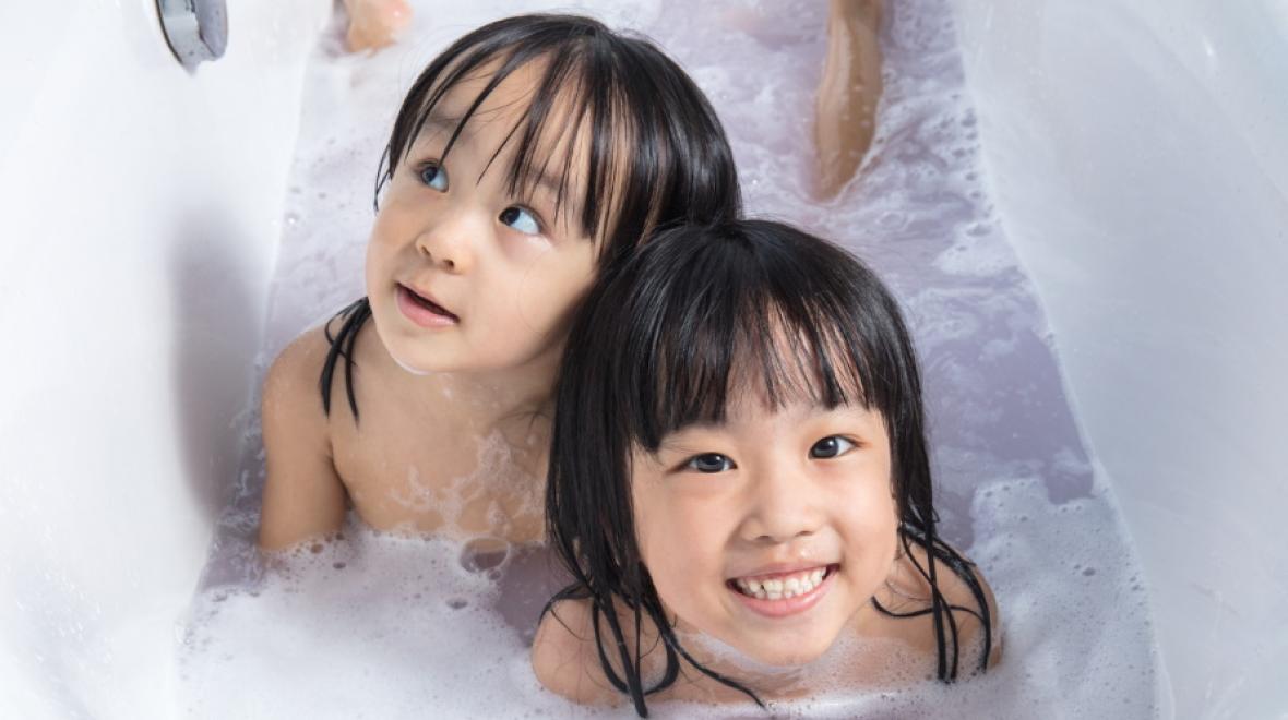Kids-in-a-purple-bath