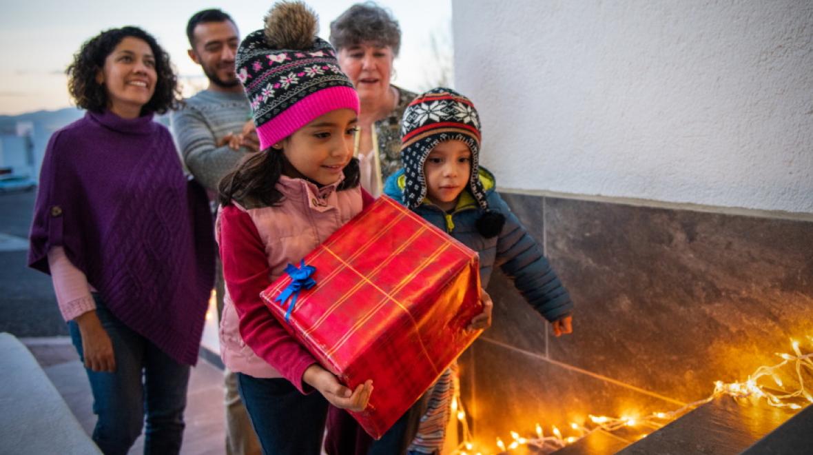 Kids-carrying-holiday-gifts