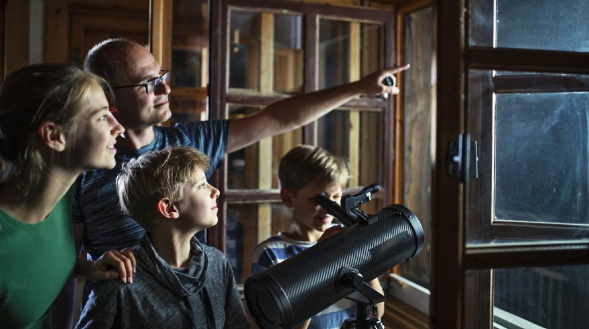 Family-star-gazing