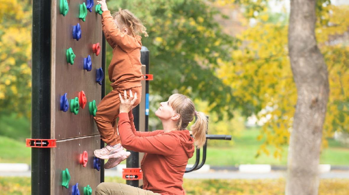 Mom-helping-kid-on-climbing-wall