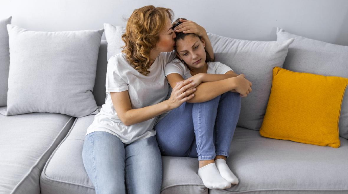 Mom-comforting-anxious-girl