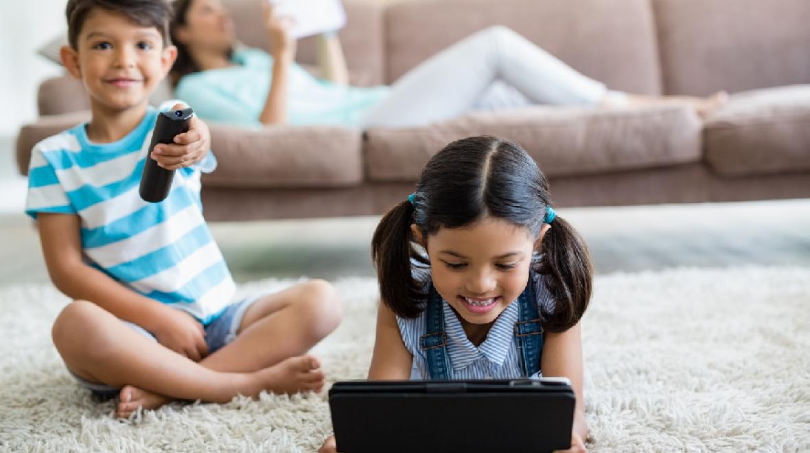 kids-watching-tv-and-tablet