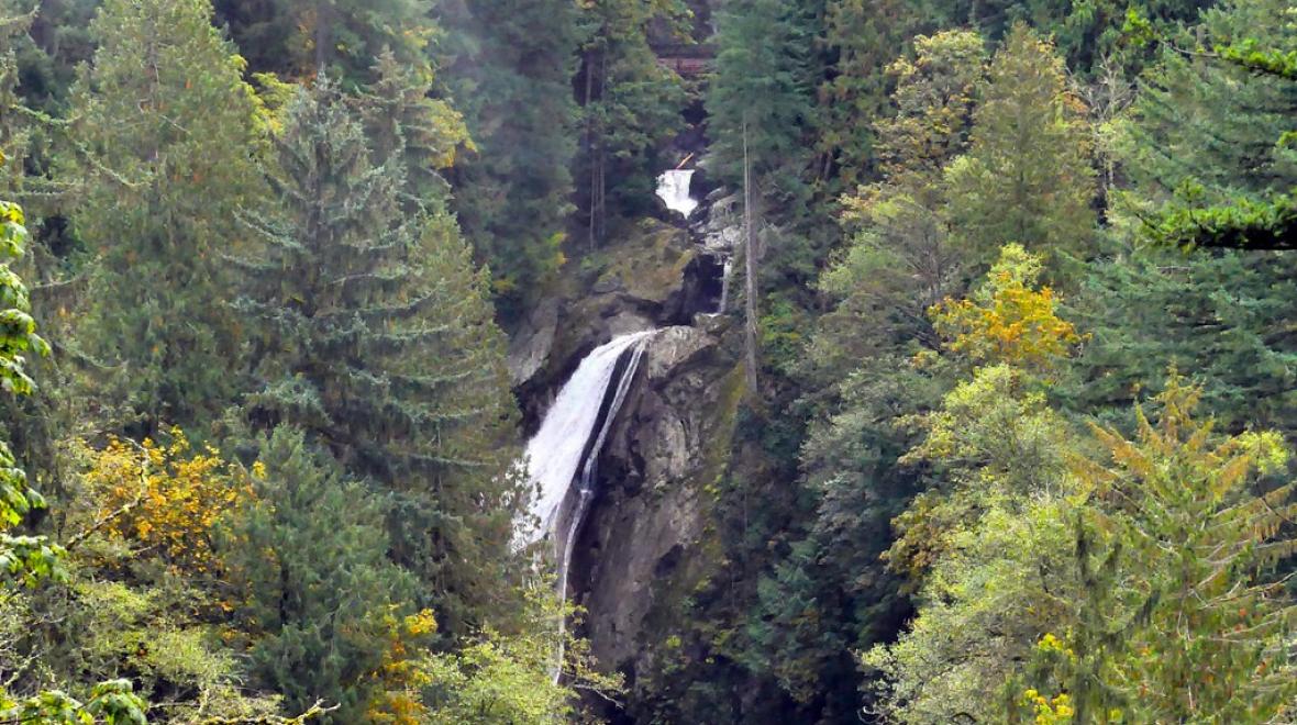 View of Twin Falls a family-friendly hike near Seattle ideal in fall in Olallie State Park 