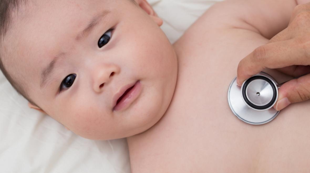 Baby lyng down with stethoscope on chest