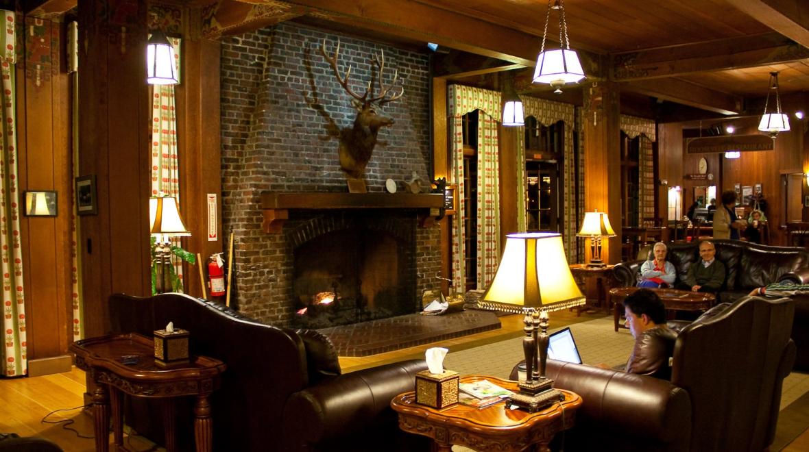 Lake-Quinault-Lodge-lobby-great-family-getaways-Washington-state