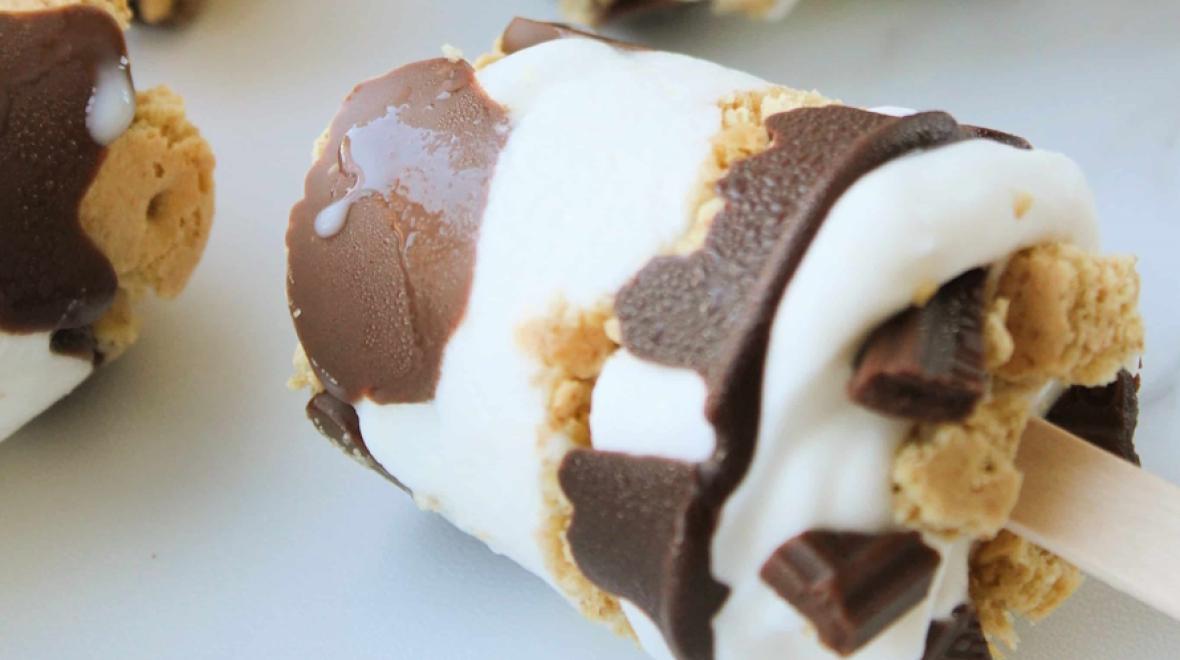 s’mores popsicles are a way to make a summer dessert recipe from a camping recipe