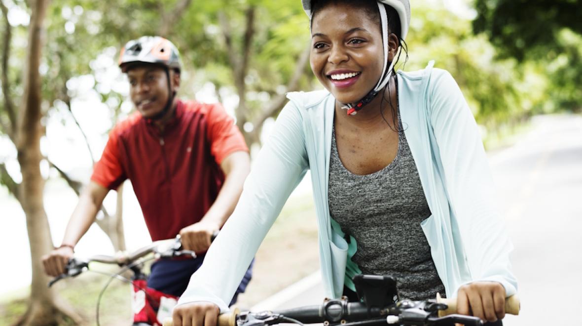 Couple riding a bike is a healthy seattle date night for couples