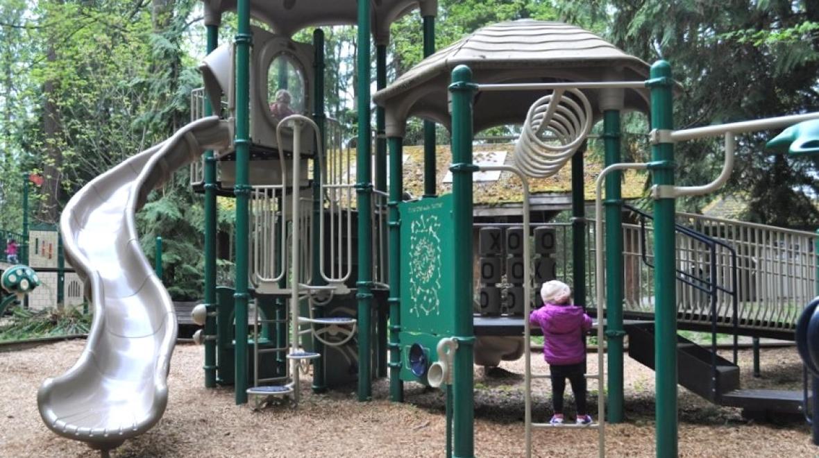 Deane's-Children's-dragon-park-mercer-island-playground-best-seattle-parks-for-rainy-days-play