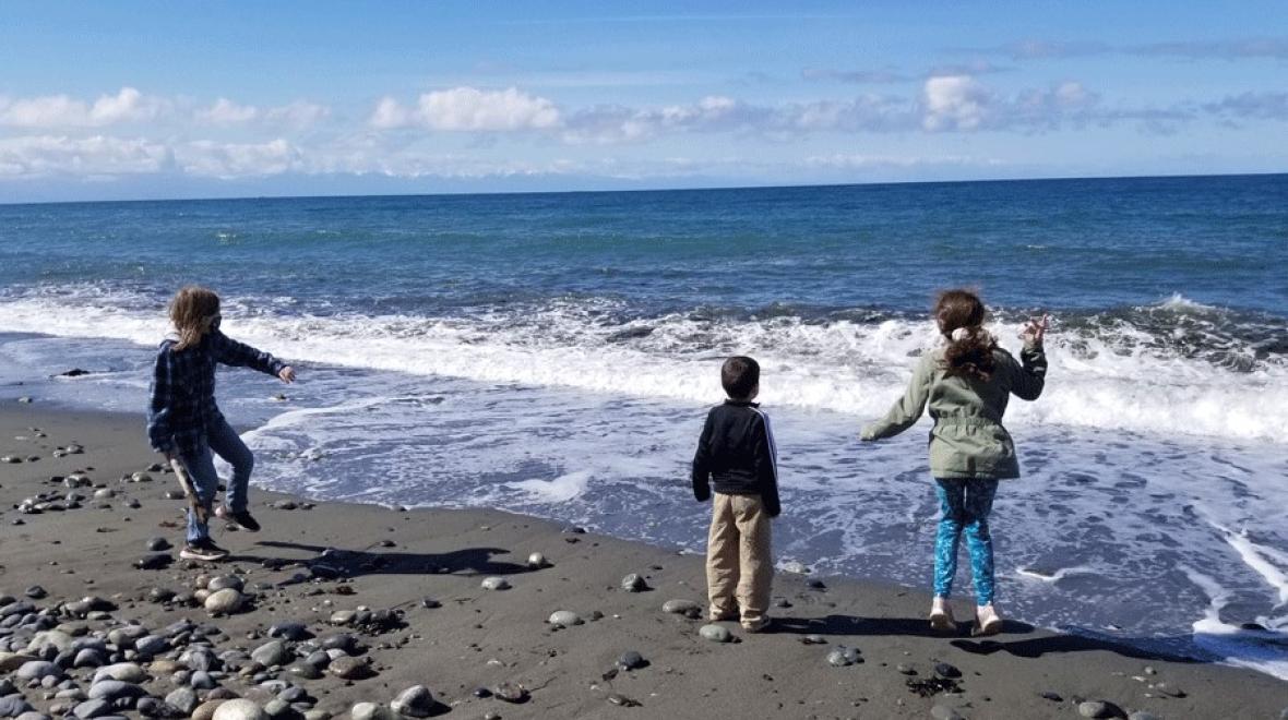 Best Washington campgrounds for families this spot at Deception Pass state park where kids throw rocks