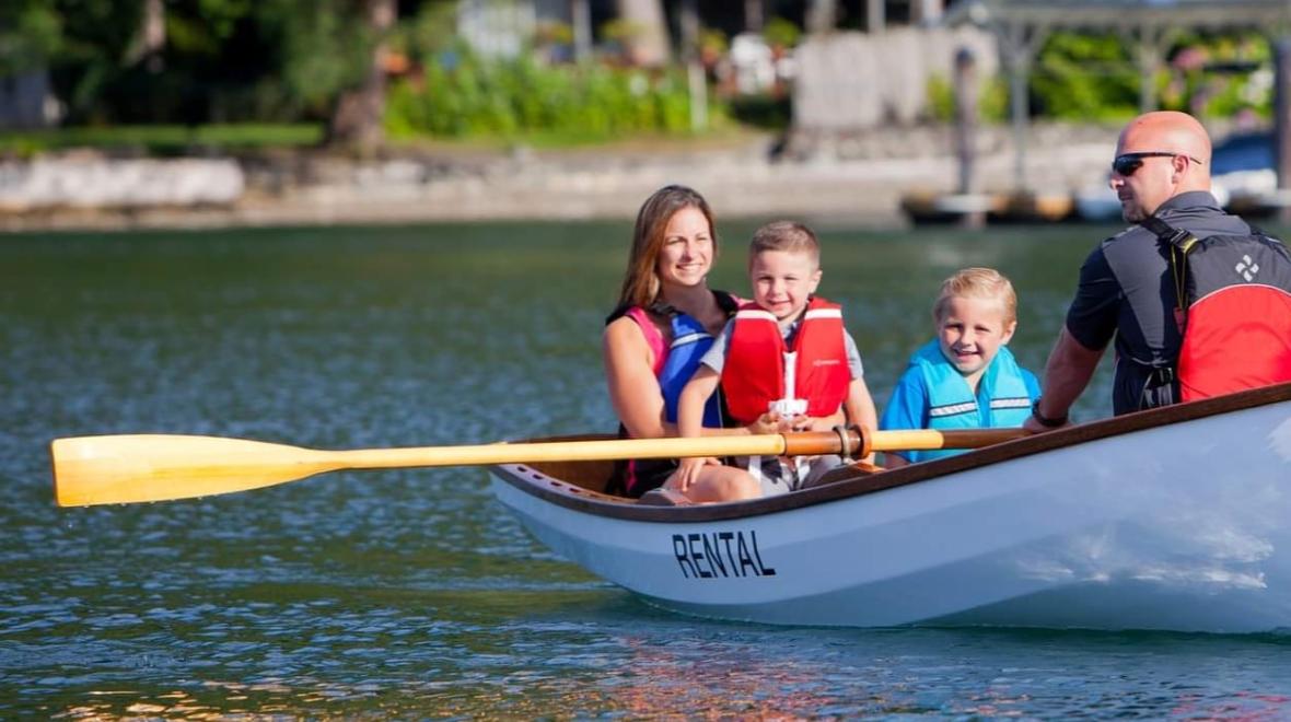 Family canoeing at Alderbrook Resort