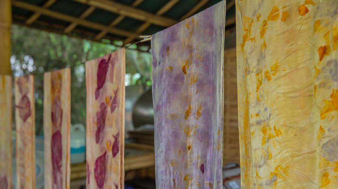 natural tie dying outdoor messy art project