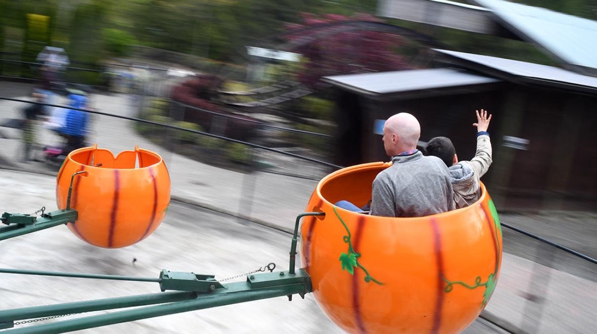 Dad and kid on the flying pumpkin ride at Remlinger farms
