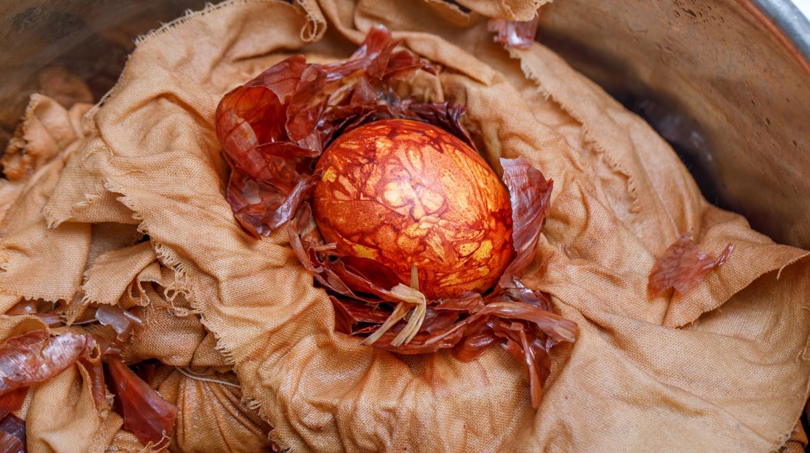 onion skin egg dyeing