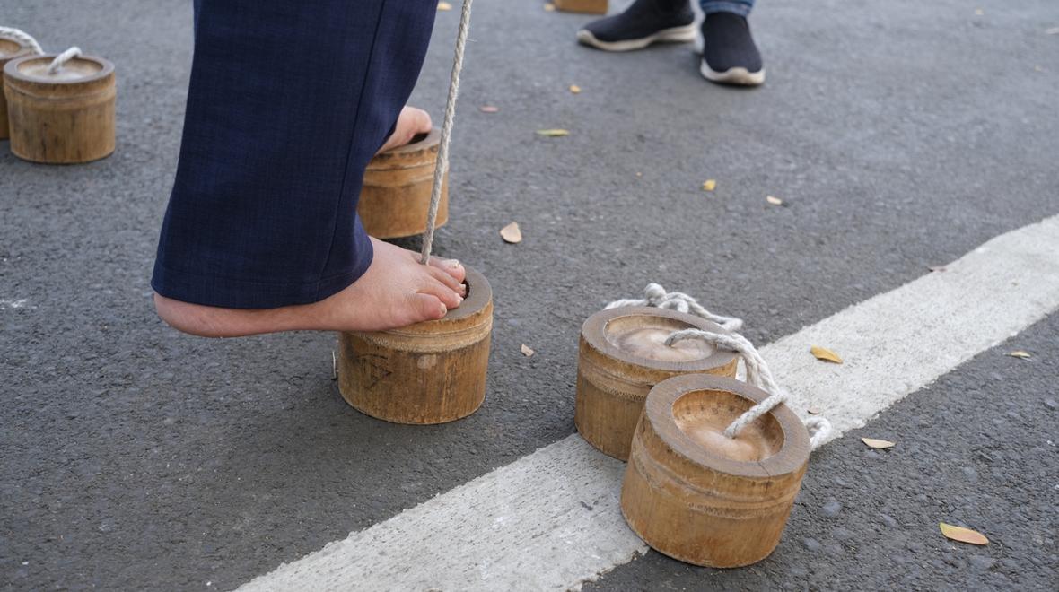 homemade stilts for kids to play with