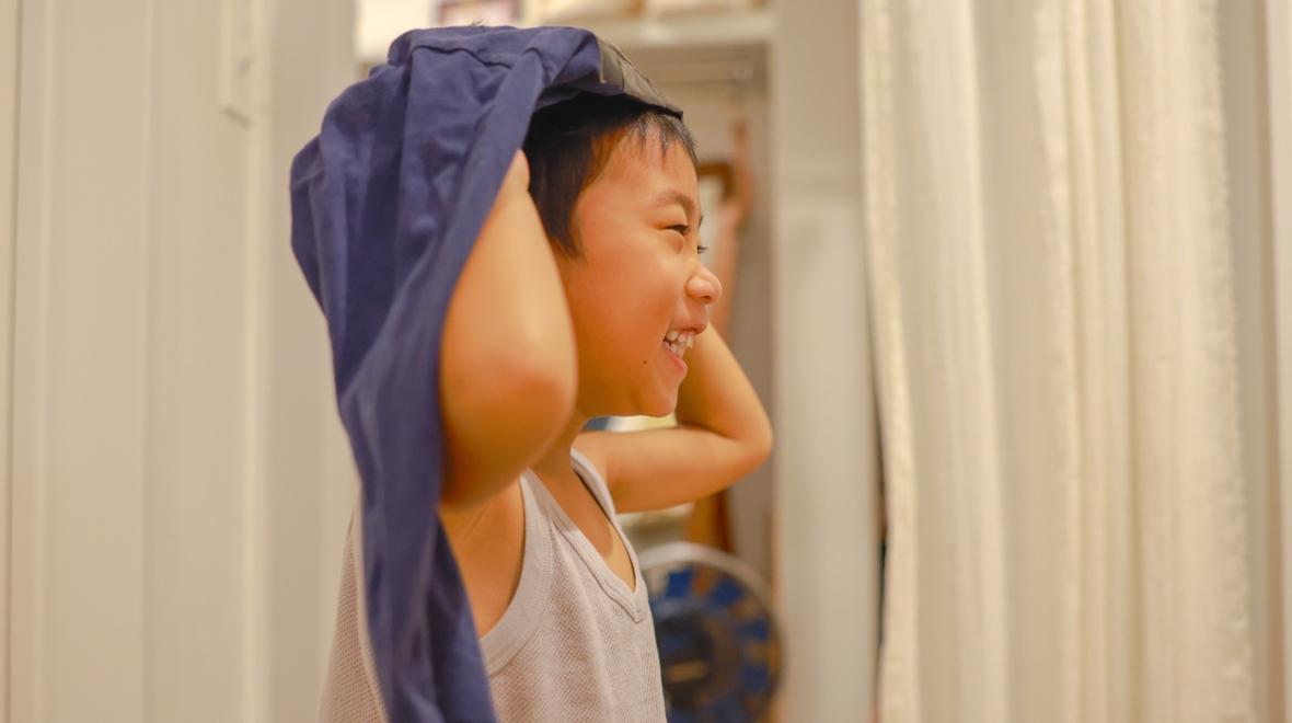 boy putting a shirt on frozen shirt game