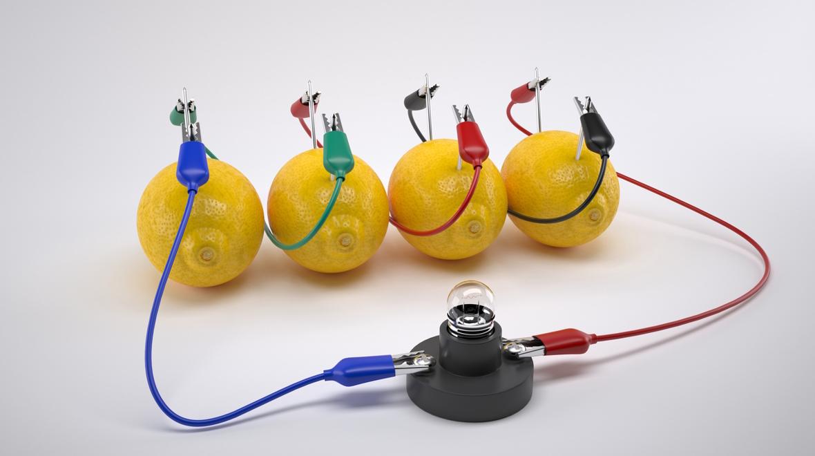 lemons with wires attached all attached to a small base with a light bulb