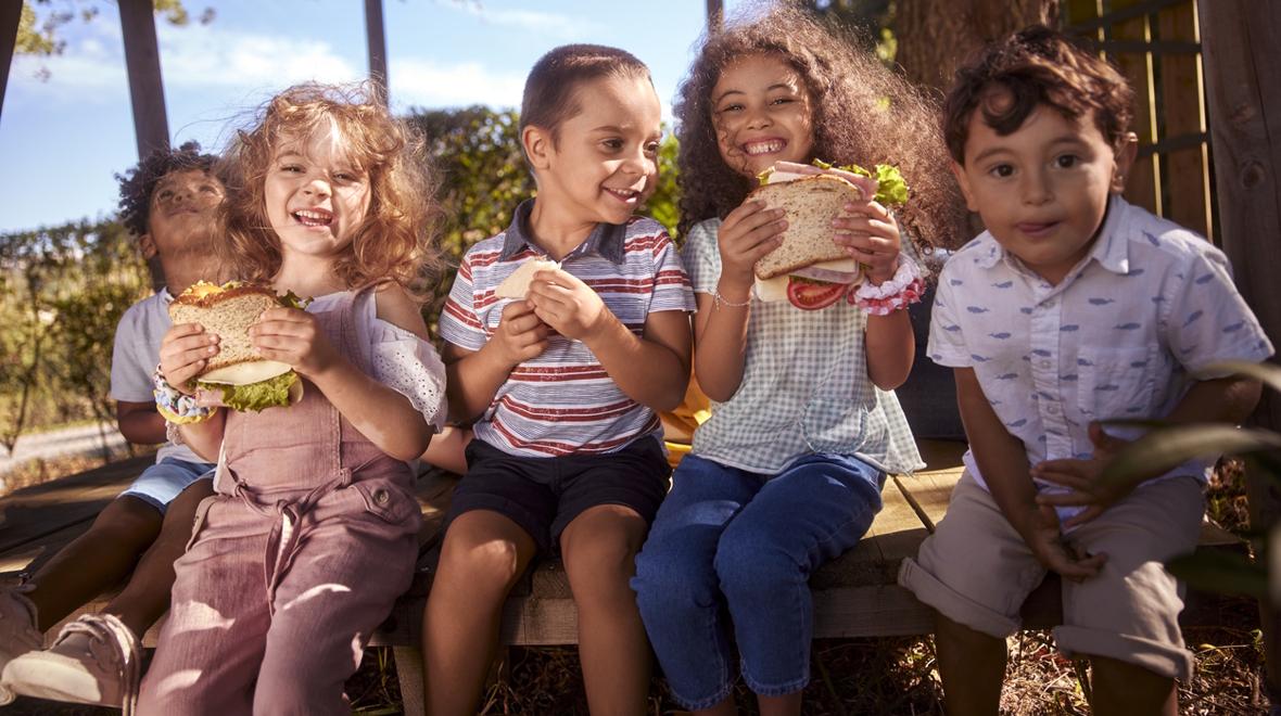 kids eating lunch at camp