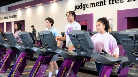 High schoolers working out on treadmills at Planet Fitness locations offering free workouts to teens summer 2022