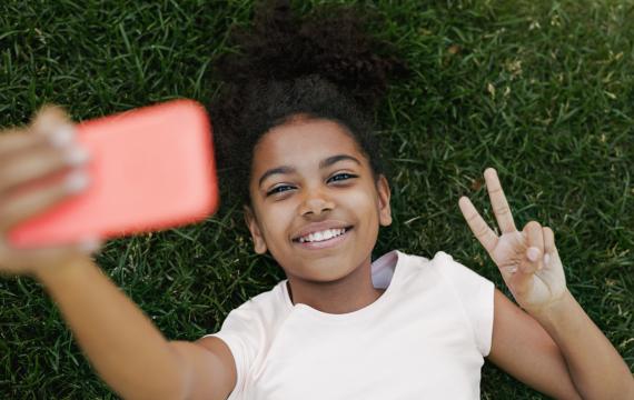 child-using-smart-phone