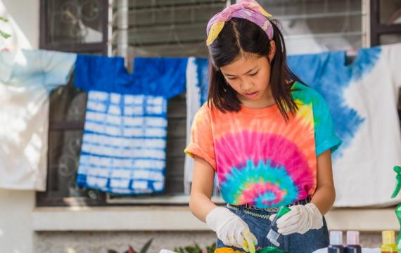 kid-making-tie-dye-t-shirts